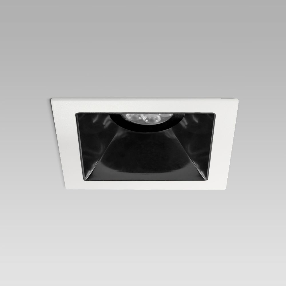 Apparecchio da incasso a soffitto quadrato per illuminazione interna con cornice sporgente e ottica nera