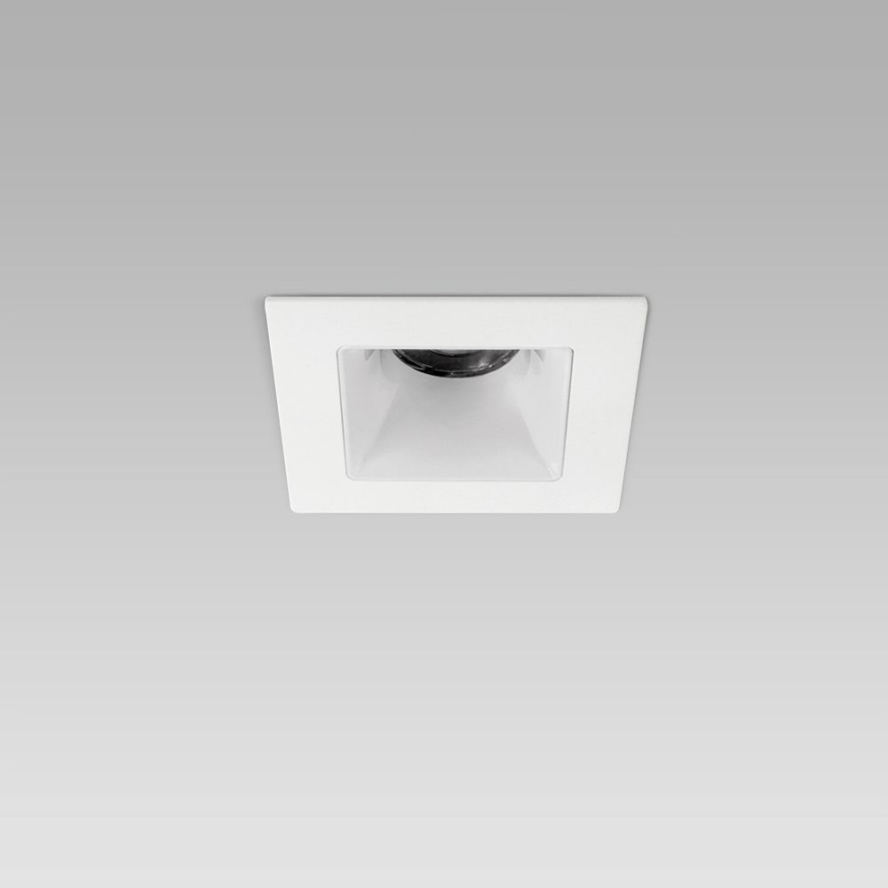 Apparecchio da incasso a soffitto quadrato per illuminazione interna con cornice sporgente e ottica bianca