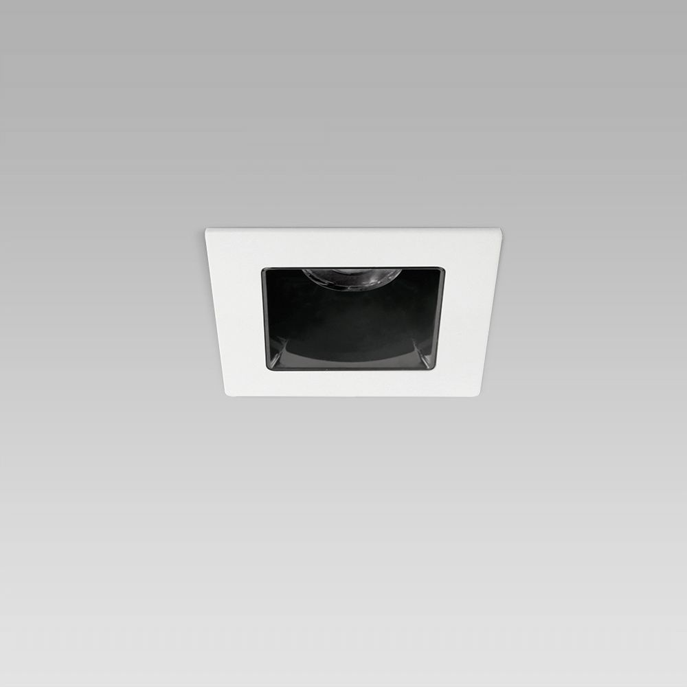 Apparecchio da incasso a soffitto per illuminazione di interni compatto ed elegante, dalla forma quadrata, con cornice o trimless